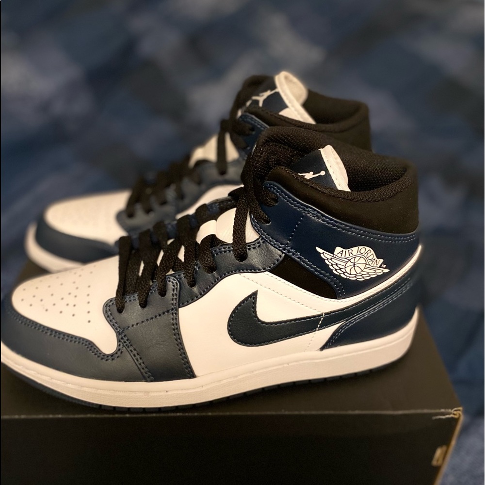 AIR JORDAN 1 MID
ARMORY NAVY/WHITE-BLACK